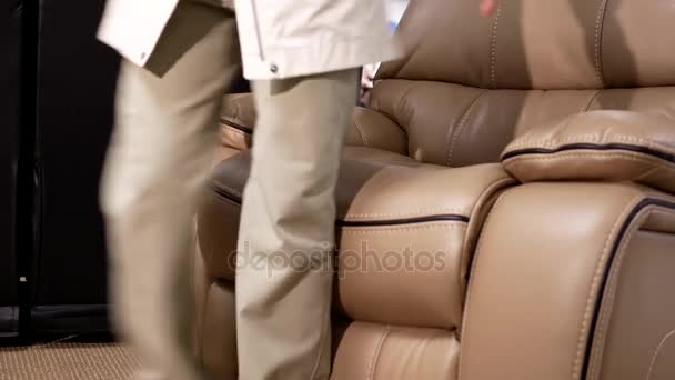 Movimiento de personas sentadas en el sillón de exhibición en la tienda Sears dentro del centro comercial Burnaby — Vídeos de Stock