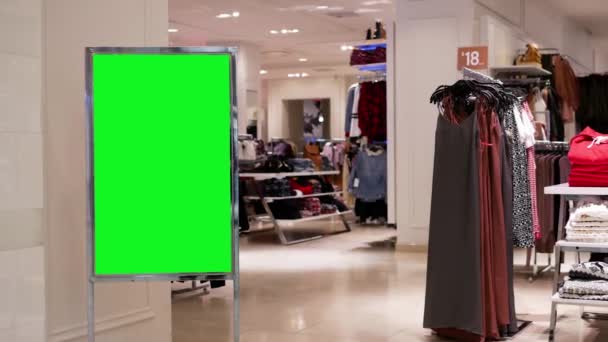 Cartellone verde per il tuo annuncio accanto all'ingresso del negozio Forever 21 — Video Stock