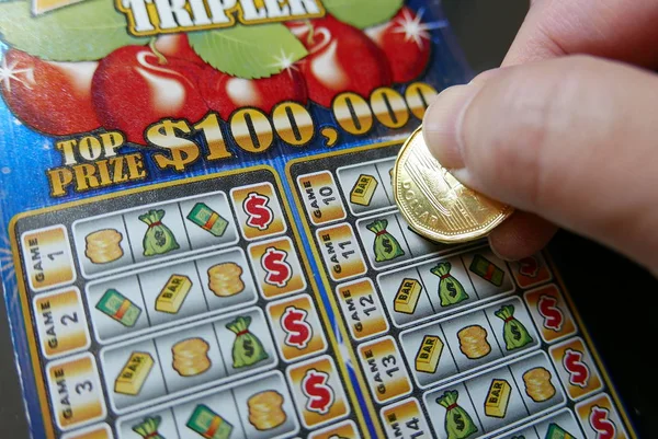 Закрыть женщину, царапающую лотерейный билет . — стоковое фото