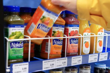 Kadın çıplak Londra uyuşturucu deposu içinde güçlü mango suyu toplama