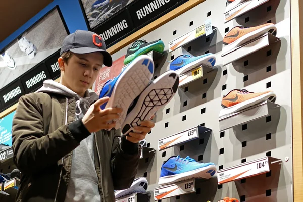 Genç adam iki çift Fuar spor ayakkabı Coquitlam Bc Kanada içinde karşılaştırma.