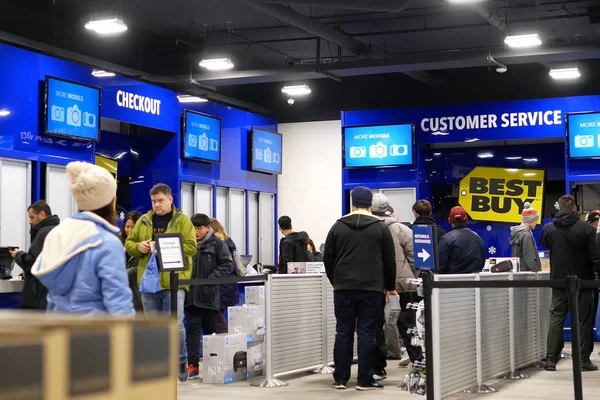 Personer line up för att köpa gåva vid utcheckning counter inuti bästa köp butik — Stockfoto