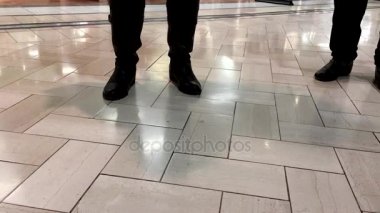 Coquitlam alışveriş merkezinde yürüyen insanlar düşük açılı çekim