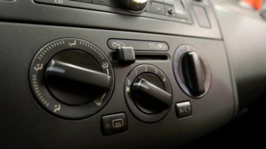 Araba ısıtıcı etkinleştirip araba İklim kontrol düğmeleri yaparak el hareketi