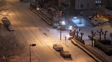 Havadan görünümü dört yol trafik kesişme soğuk blizzard kar kar ile kaplı Kış gecesi
