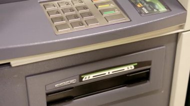 Kadının el atış nakit çekme Atm makine 