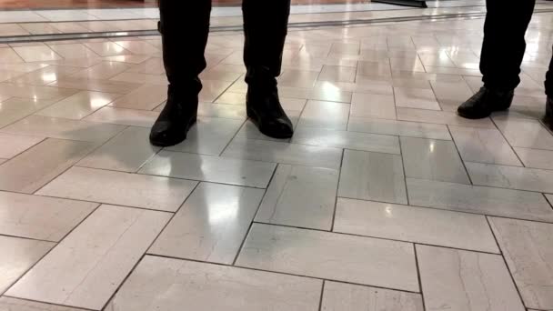 Lav vinkel skud af mennesker, der går på Coquitlam indkøbscenter – Stock-video