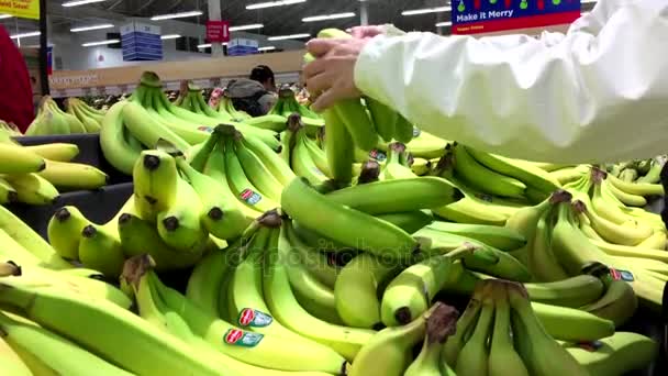 Movimiento de personas seleccionando plátano dentro del departamento de productos de supertienda — Vídeos de Stock