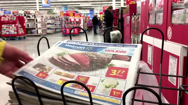 Motie van de vrouw nemen flyer in Walmart winkel — Stockvideo