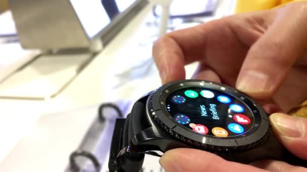 Klant probeert Samsung gear s3 slimme horloge binnen Best Buy winkel — Stockvideo