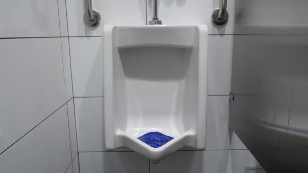 Mann steht am Pissoir — Stockvideo © ODesigns #179896764