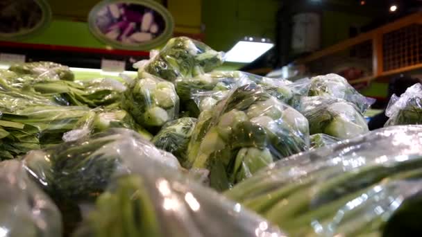 Mouvement de l'homme sélectionnant des légumes à l'intérieur du supermarché chinois — Video