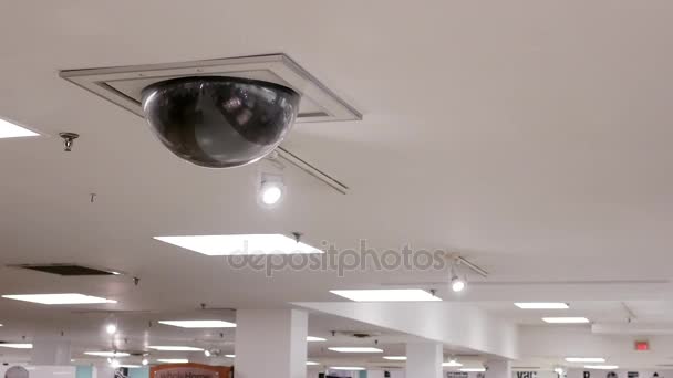 Dome κάμερα ασφαλείας στην κορυφή της οροφής μέσα Sears κατάστημα — Αρχείο Βίντεο