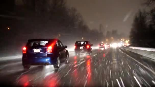 Movimento del flusso di traffico sulla neve fredda bufera di neve notte — Video Stock