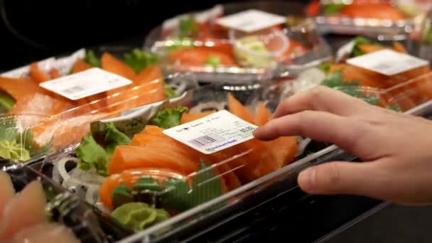 Mulher comprar salmão sashmi dentro Preço Loja de alimentos inteligentes . — Vídeo de Stock