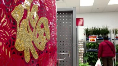 Çin yeni yılı kaydırma görüntüleme ve müşteri satış bir yana yürüme yoluyla Walmart mağaza içinde