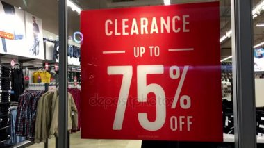 Pencerenin eski Donanma moda mağaza içinde oturum hareket off Satılık yüzde yetmiş beş