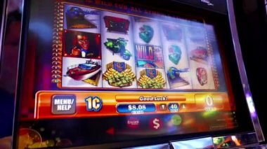 Hareket içinde Hard Rock Casino slot makinesidir oynamaya insan