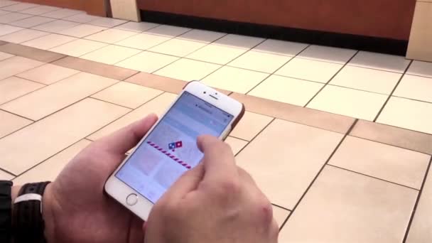 Movimento do homem usando seu telefone celular para encomendar pizza dentro do shopping — Vídeo de Stock