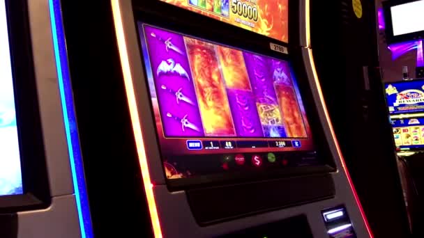 Движение людей, играющих на игровых автоматах в Hard Rock Casino — стоковое видео