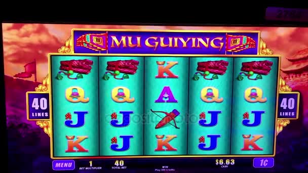 Bewegung von Menschen, die Spielautomaten im Hard Rock Casino spielen — Stockvideo