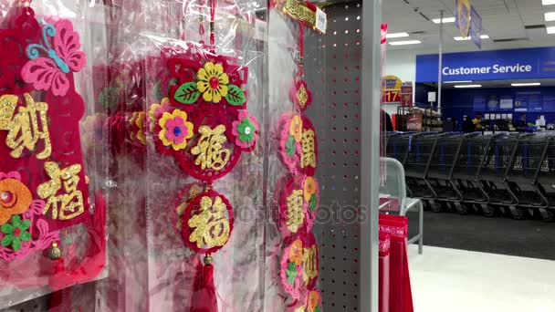 Одна из сторон продажи китайского новогоднего прокрутки дисплея и покупатель, проходящий через стойку обслуживания внутри магазина Walmart — стоковое видео