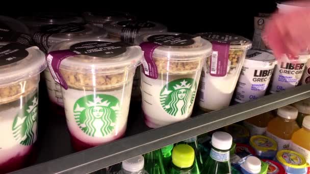 Frau pflückt Fruchtjoghurt in Starbucks-Filiale — Stockvideo