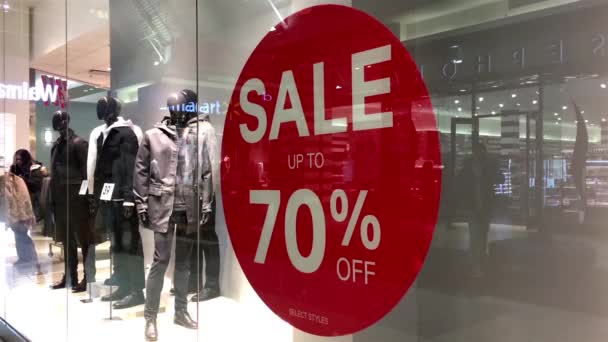 Moto del settanta per cento di sconto segno di vendita sulla finestra all'interno H & M negozio di moda — Video Stock