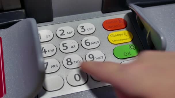 Frau drückt Passwort am Geldautomaten — Stockvideo