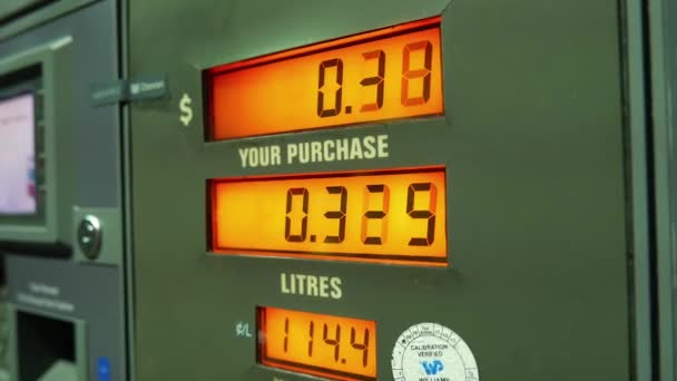 Istasyon pompa ekranda artan benzin fiyatları — Stok video