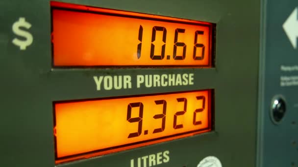 Aumento dos preços do gás na tela da bomba de estação — Vídeo de Stock