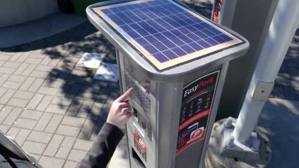 Top shot de painéis solares com mulher pressionando número de placa para pagar taxa de estacionamento — Vídeo de Stock