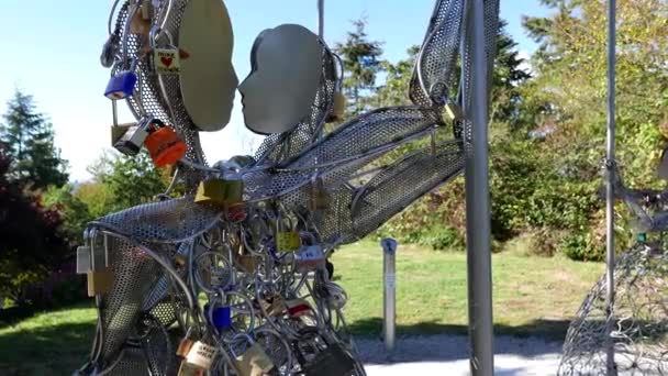 Bewegung der Paar-Tanz-Statue im Queen Elizabeth Park in Vancouver BC Kanada — Stockvideo