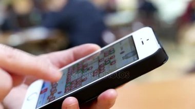 Onların yiyecek gıda mahkeme alanda alışveriş merkezi içinde beklerken sudoku oyunu oynayan insanlar hareket