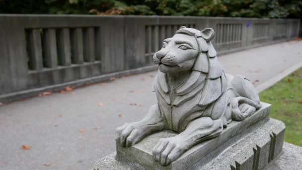 Aslan heykeli Stanley Park, Vancouver Bc Kanada Lions Gate Köprüsü üzerinde hareket — Stok video