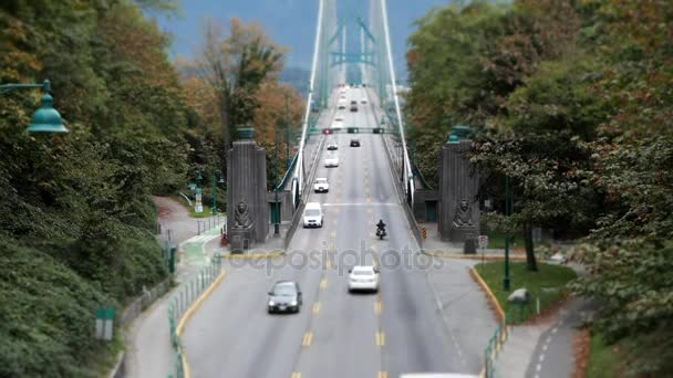 Gerak arus lalu lintas di Lions Gate Bridge di Stanley Park di Vancouver SM Kanada — Stok Video