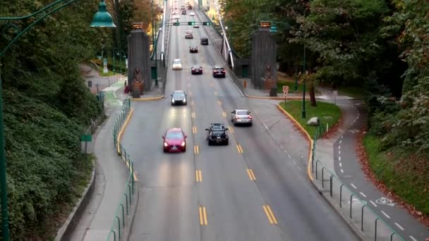 倾斜拍摄的狮门大桥在加拿大不列颠哥伦比亚温哥华斯坦利公园 — 图库视频影像