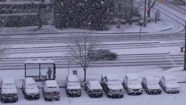 Vista aérea del flujo de tráfico y estacionamiento en nieve fría ventisca día de invierno — Vídeos de Stock