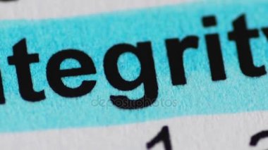 Bütünlük kelime üzerinde mavi işaretleyiciyi hareket