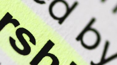 Liderlik kelime üzerinde sarı imleç hareketi