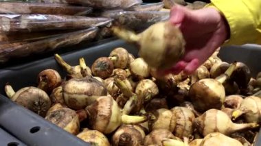 T ve T süpermarket kafasında ok seçerek insanların hareket