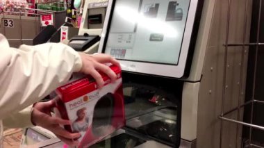 Isıtıcı kontrol out sırasında ödeme kadının yakın Kanada lastik saklamak içinde sayaç