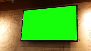 Hareket içinde Restoran duvarda yeşil ekranlı tv görüntüleme