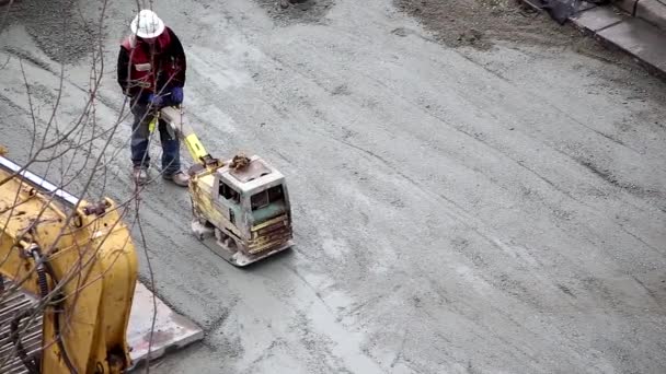 Top shot de trabajador pavimentación de la carretera — Vídeo de stock