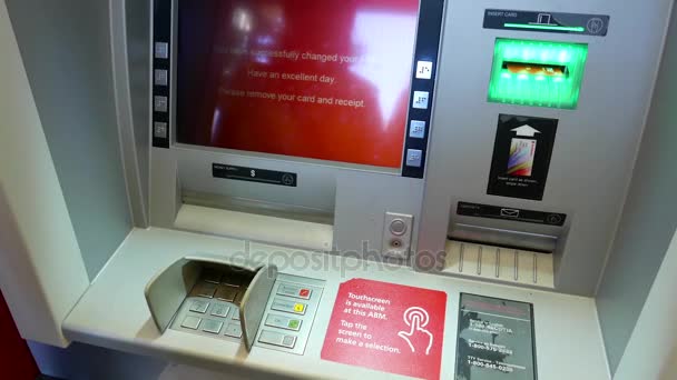 Жінка знімає гроші і бере банківську картку в банкоматі — стокове відео