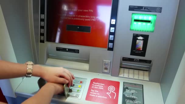Vrouw wijzigen van pincode op ATM-machine — Stockvideo