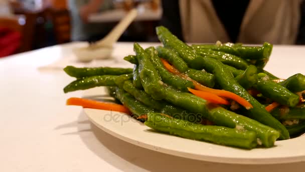 Movimiento de frijoles verdes frescos con humo dentro del restaurante chino — Vídeo de stock