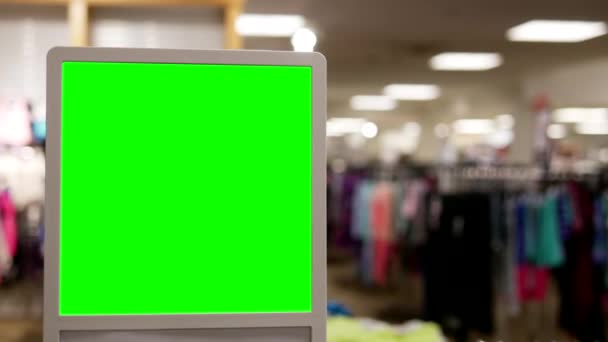 Mouvement du panneau d'affichage vert à l'intérieur du centre commercial — Video