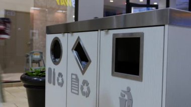 Kadın alışveriş merkezi içinde çöp kutusu çöp atma 