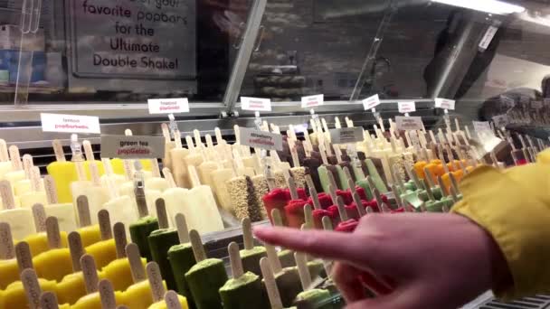 Movimiento de la gente comprando helado dentro del centro comercial Burnaby w — Vídeo de stock